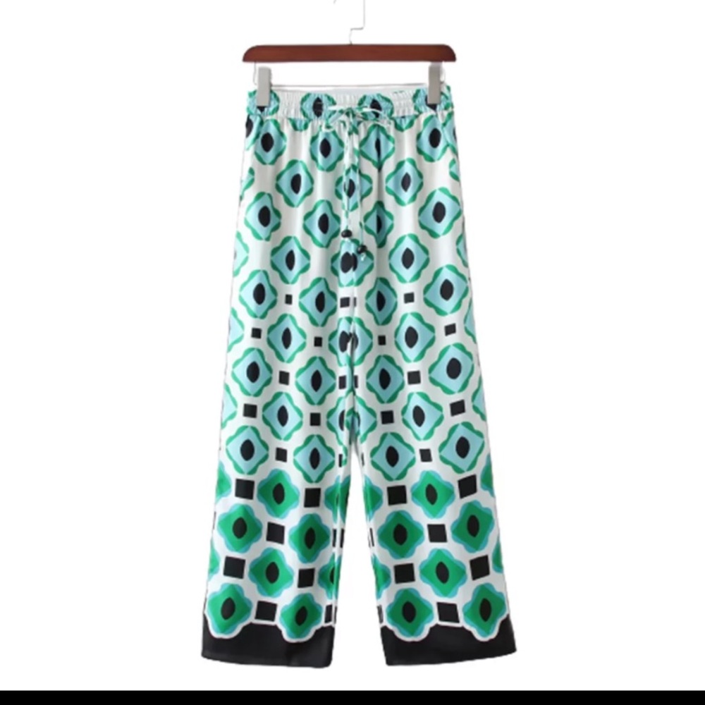 Bohemian pants elastic waist.